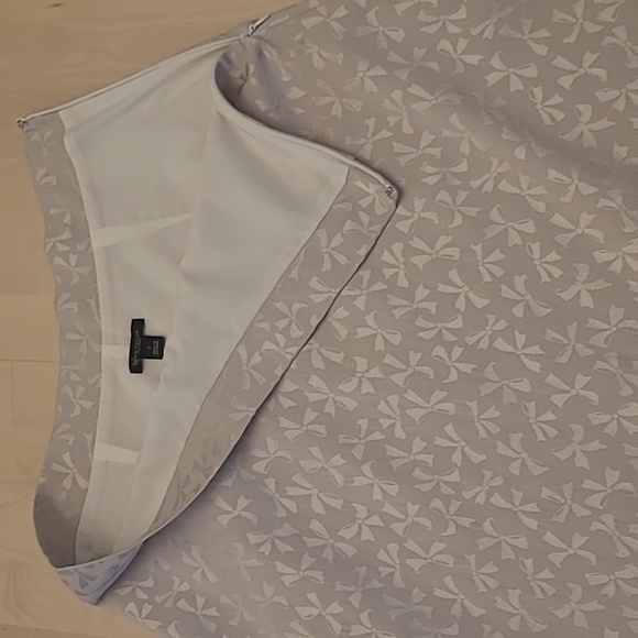 NWOT Ann Taylor Factory Runway Sample Silvery Bow Patterned Side Zip Skirt - Picture 4 of 12